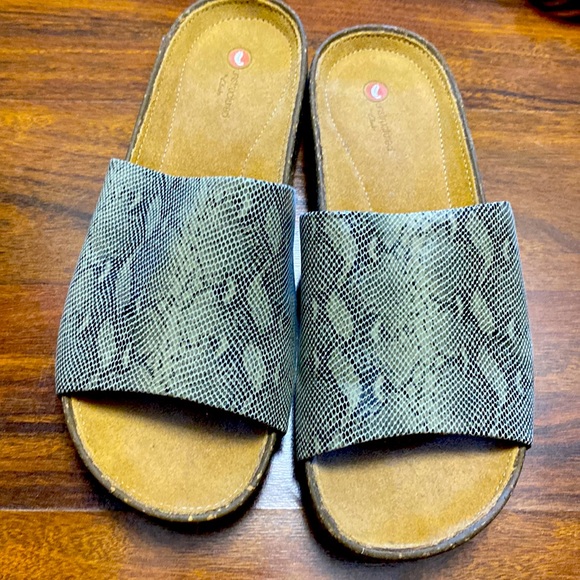 Clark's woman's US size 6 sandals, slides. Snakeskin print - Picture 1 of 8